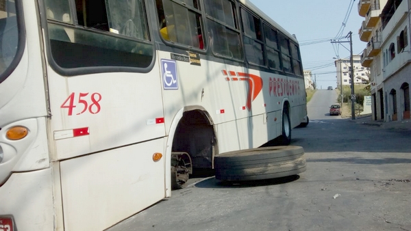 Roda solta com ônibus em movimento em Lafaiete