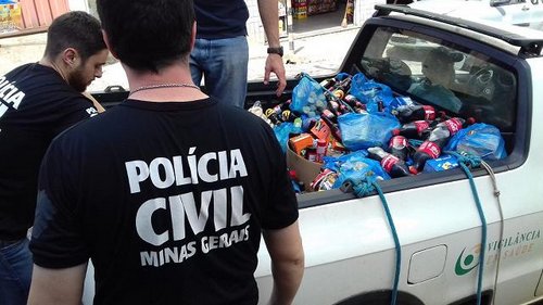 Polícia prende comerciante e apreende arma e produtos contrabandeados e vencidos