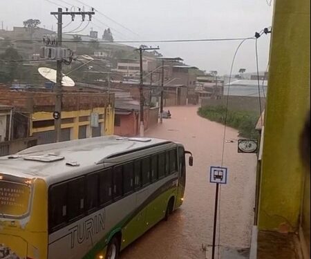 Chuva provoca alagamentos e arrasta carro em Lafaiete