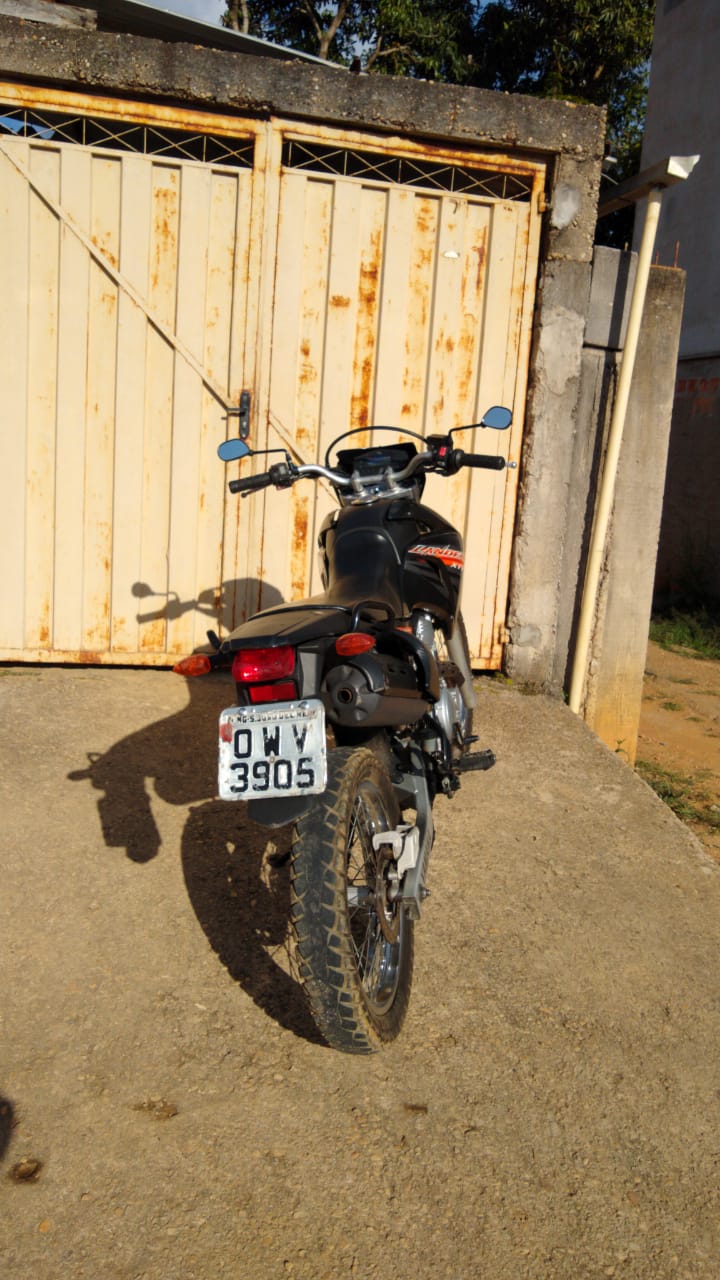 Motociclista fica gravemente ferido ao ser atingido por linha chilena