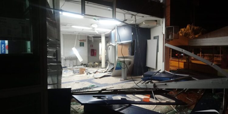 Bandidos explodem agências bancárias e assustam população de Carandaí