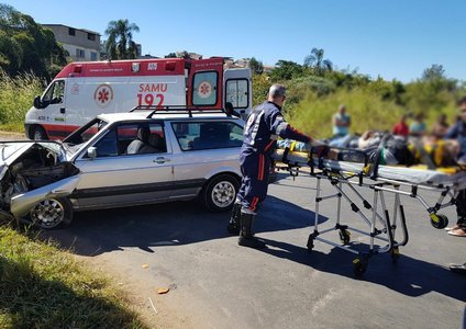 Condutor perde controle da direção e bate carro em poste