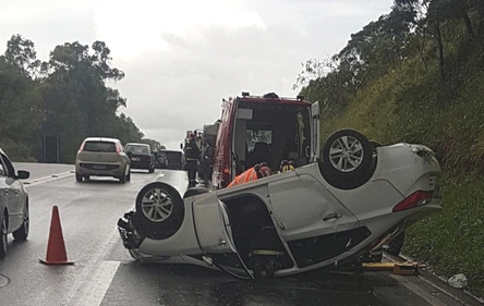 Mulher fica ferida ao capotar veículo durante chuva