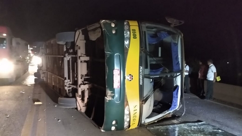 Ônibus da Viação Sandra tomba na BR 040