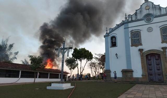 Incêndio destrói cozinha ao lado de igreja histórica