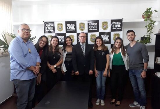 Polícia Civil recebe visita técnica de estudantes da FDCL
