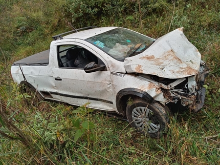 Carro sai da pista, cai em ribanceira e motorista fica ferido