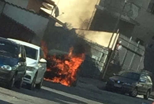 Carro pega fogo e é destruído por incêndio em Lafaiete