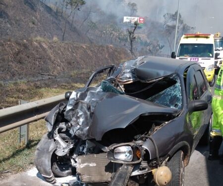 Acidente com três veículos provoca incêndio e interdita BR 040