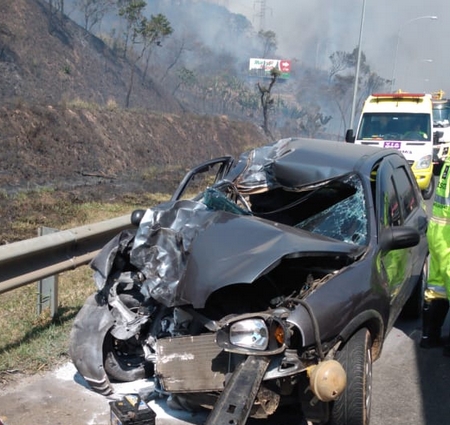 Acidente com três veículos provoca incêndio e interdita BR 040