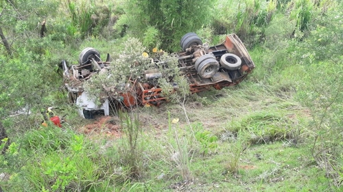 Capotamento de caminhão na BR 040 deixa três pessoas feridas
