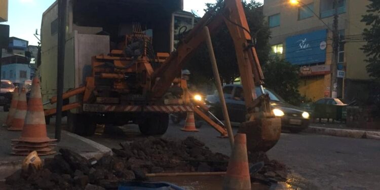 Vazamento da Copasa deixa centro de Lafaiete sem água