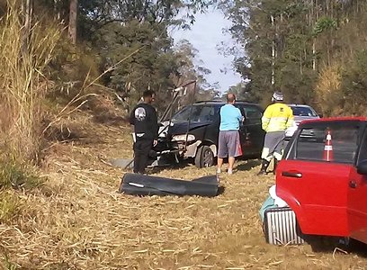 Carro sai da pista na 040 e bate em placas de sinalização