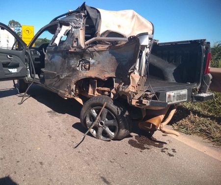Acidente na 040 envolve carreta e Fiat Strada