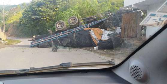 Caminhão tomba próximo a Carandaí