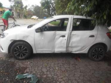 Veículo sai da pista, derruba árvores e para dentro de estacionamento de restaurante