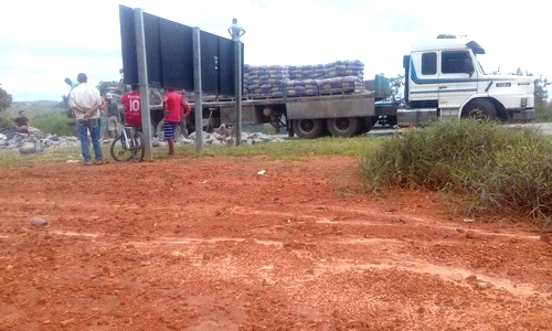 Carga de cimento cai de caminhão na BR 040