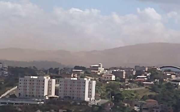Camada de poeira sobre a cidade provoca reação em Congonhas