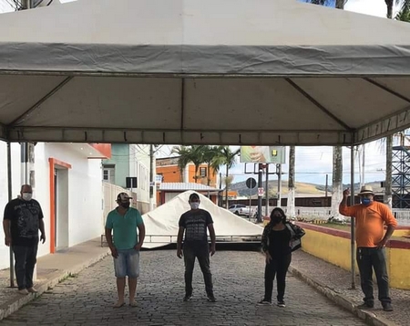 Prefeitura de Carandaí volta a montar tendas em frente agência da Caixa