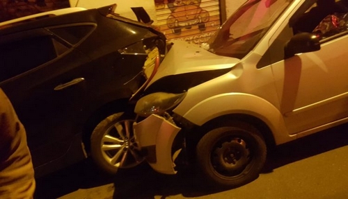 Motorista bate em carro estacionado e morre