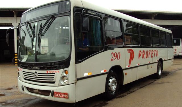 Funcionários de transporte coletivo fazem greve em Congonhas