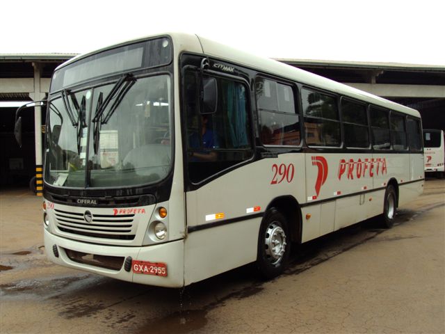 Funcionários de transporte coletivo fazem greve em Congonhas