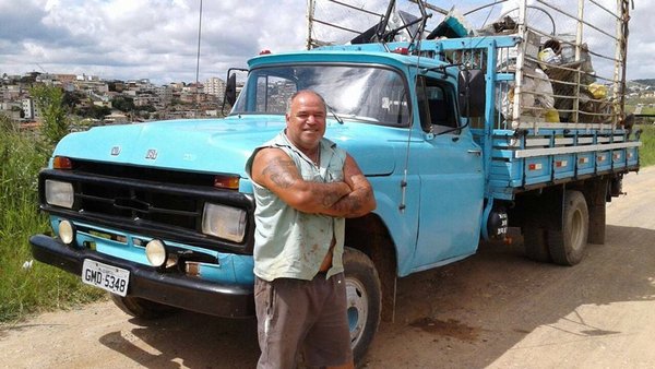 Dono de ferro velho reforma cadeiras de rodas e doa para  deficientes carentes