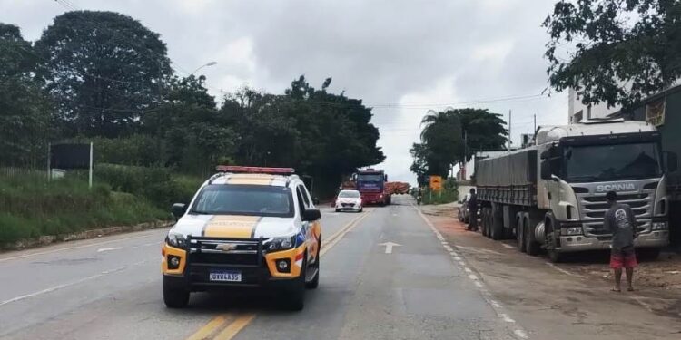 Transporte de carga superdimensionada deixa trânsito lento na região