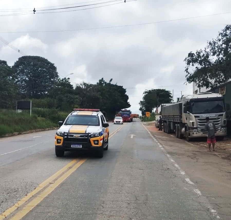 Transporte de carga superdimensionada deixa trânsito lento na região
