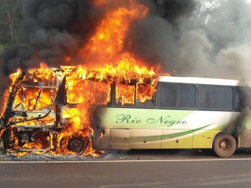 Ônibus pega fogo e fecha BR 040 em Gagé