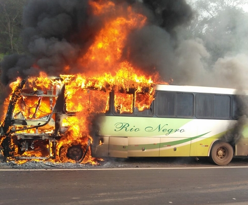 Ônibus pega fogo e fecha BR 040 em Gagé