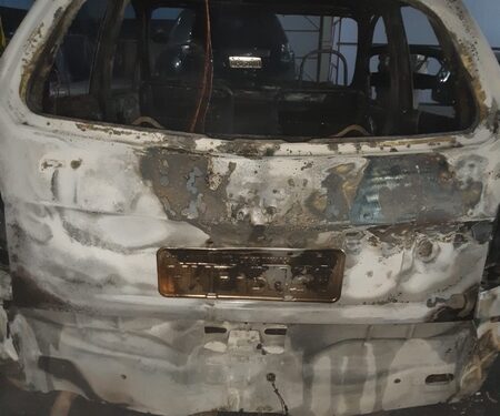 Incêndio danifica cinco carros em oficina em Lafaiete