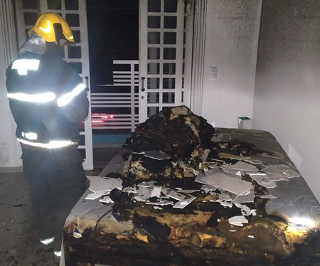 Secador esquecido ligado provoca incêndio em residência