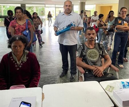 Inscritos no CadÚnico em Carandaí recebem kit digital