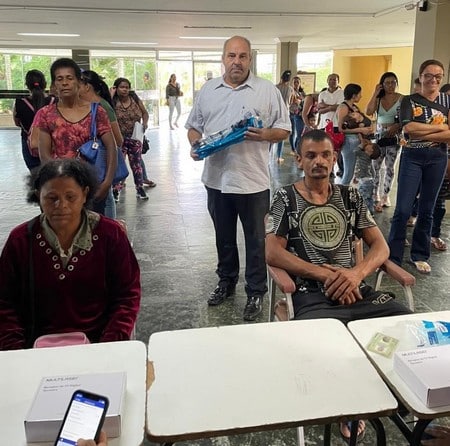 Inscritos no CadÚnico em Carandaí recebem kit digital