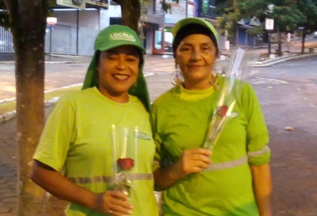 Garis entregam flores às mulheres pelo caminho da limpeza urbana
