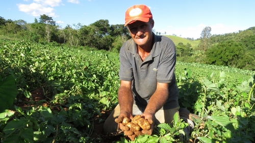 Tratores viabilizados por Glaycon Franco beneficiam pequenos produtores rurais