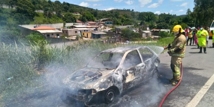 Carro é consumido por fogo na BR 040