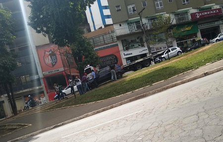 Carro desce a Telésforo Rezende desgovernado e bate em árvore