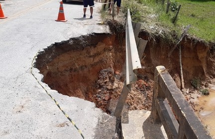 Chuva danifica estrada e compromete ponte em Santa Bárbara do Turgúrio