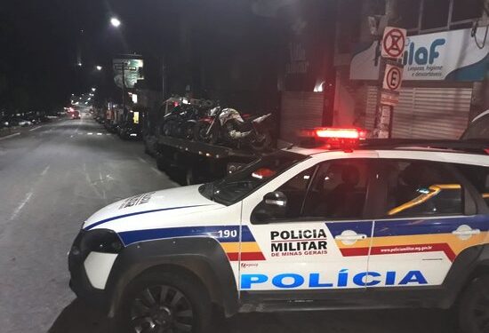 PM apreende motos e prende motoqueiros na madrugada em Lafaiete