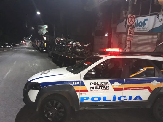 PM apreende motos e prende motoqueiros na madrugada em Lafaiete