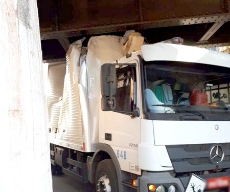 Caminhão fica agarrado no pontilhão em Carandaí