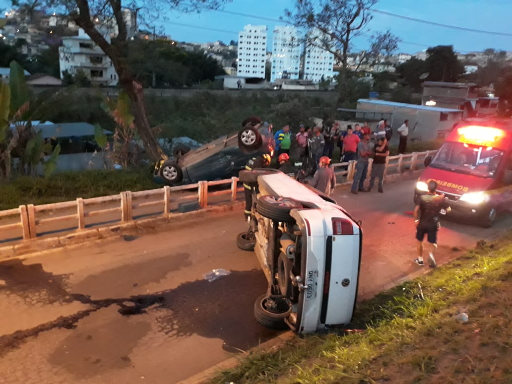 Dois veículos se envolvem em acidente próximo ao viaduto do bairro Areal