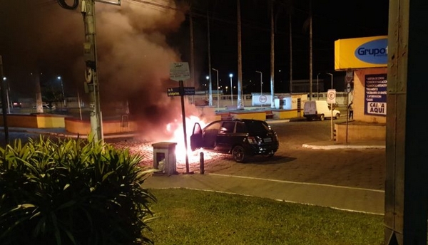 Carro pega fogo no centro de Carandaí