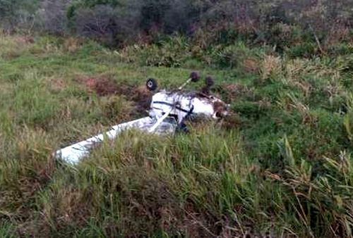Avião sai de Lafaiete, faz pouso forçado e fica com as rodas para cima