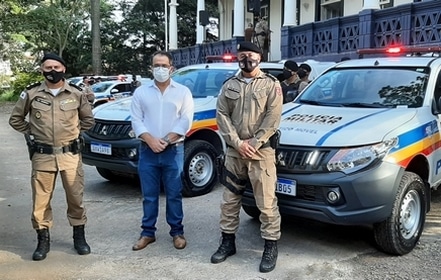 Glaycon Franco faz entrega de viaturas para a PM