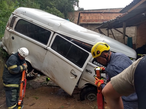 Motorista perde controle da direção e Kombi cai em ribanceira