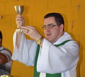 Senhora surta em igreja e padre passa por constrangimento