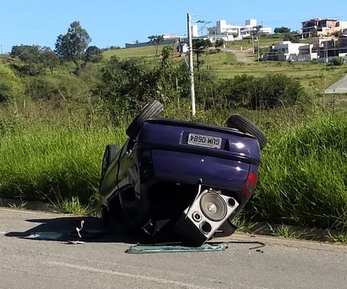 Carro capota e ocupantes fogem do local deixando o veículo na estrada